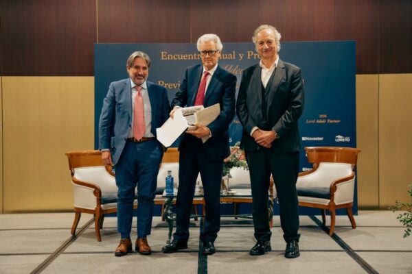 Lord Turner es galardonado con el Premio Jon Aldecoa y aboga por el consenso y el auto-inscripción en la reforma de pensiones.