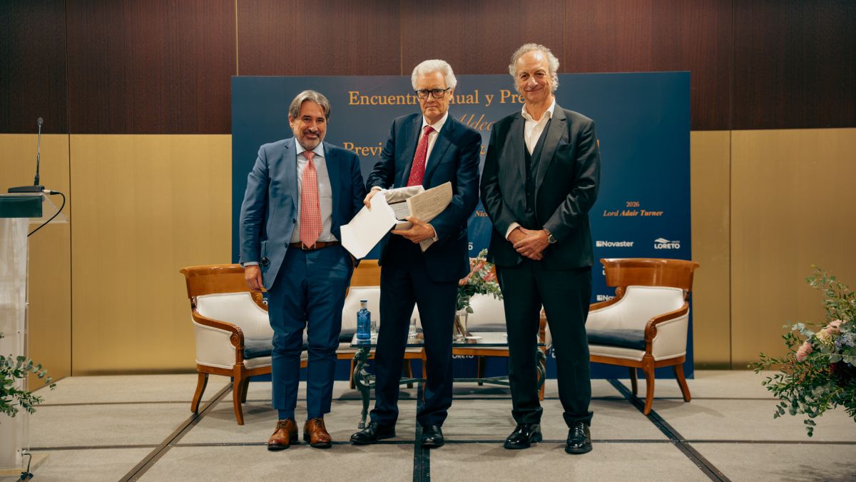 Lord Turner es galardonado con el Premio Jon Aldecoa y aboga por el consenso y el auto-inscripción en la reforma de pensiones.