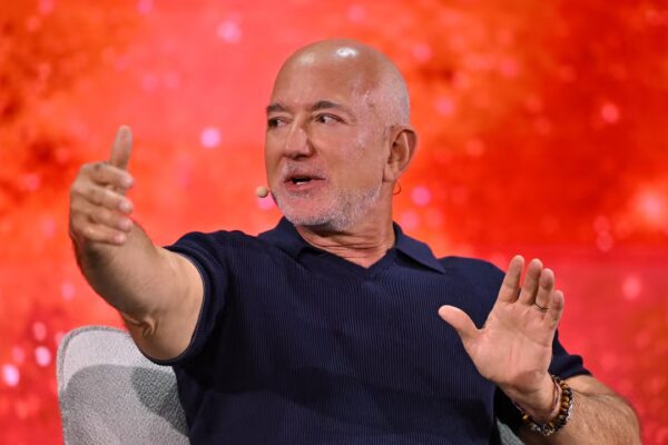 Jeff Bezos sugiere que la inteligencia artificial podría permitir semanas laborales de tres días y generar falta de personal