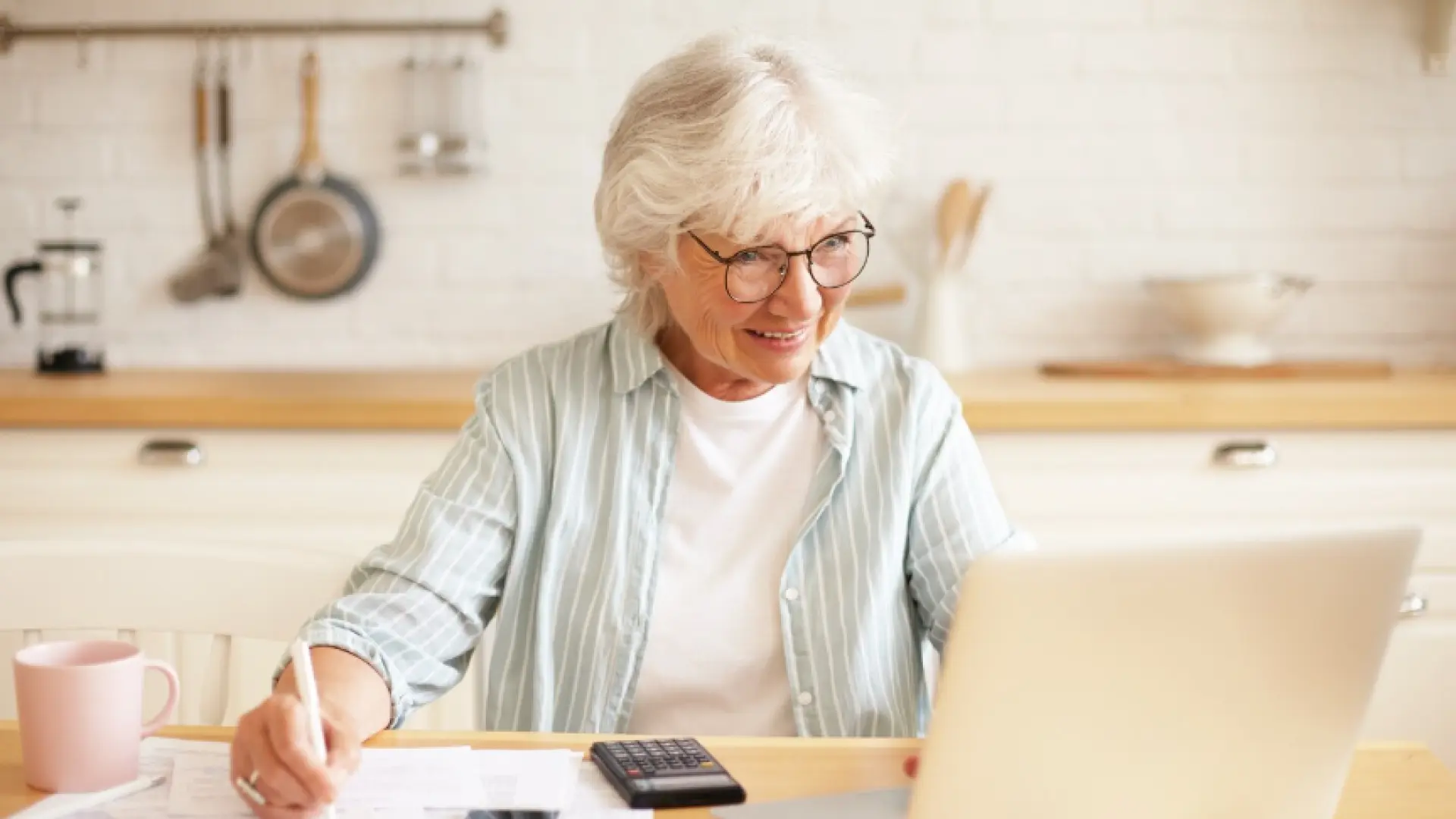 El país que planea congelar salarios y pensiones para ahorrar 54.000 millones de euros y reducir su déficit público