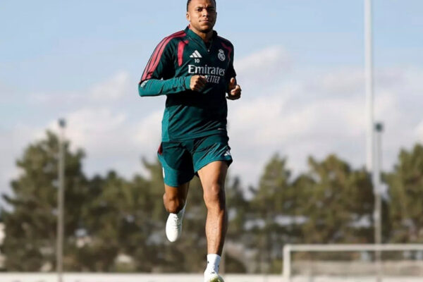 Mbappé sorprende al público que anticipaba la llegada de Cristiano Ronaldo.