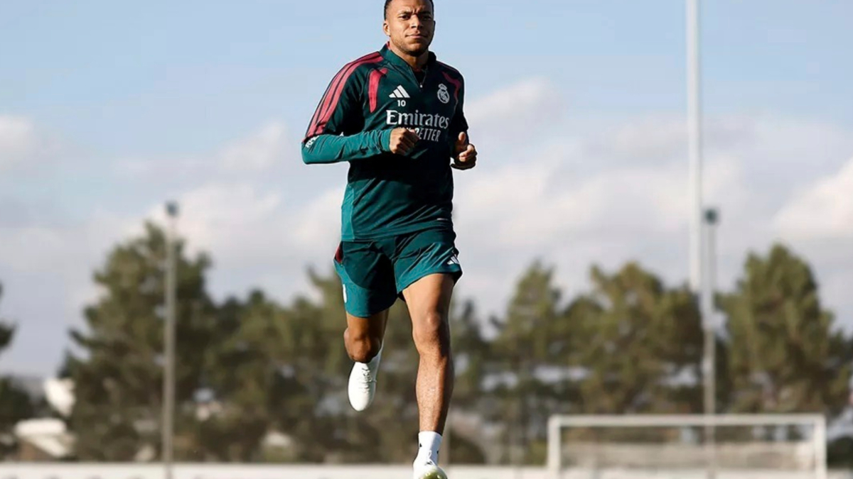 Mbappé sorprende al público que anticipaba la llegada de Cristiano Ronaldo.