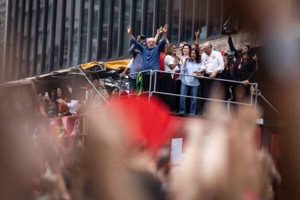 Lula mobiliza un fuerte movimiento de apoyo para impulsar su candidatura en las elecciones.