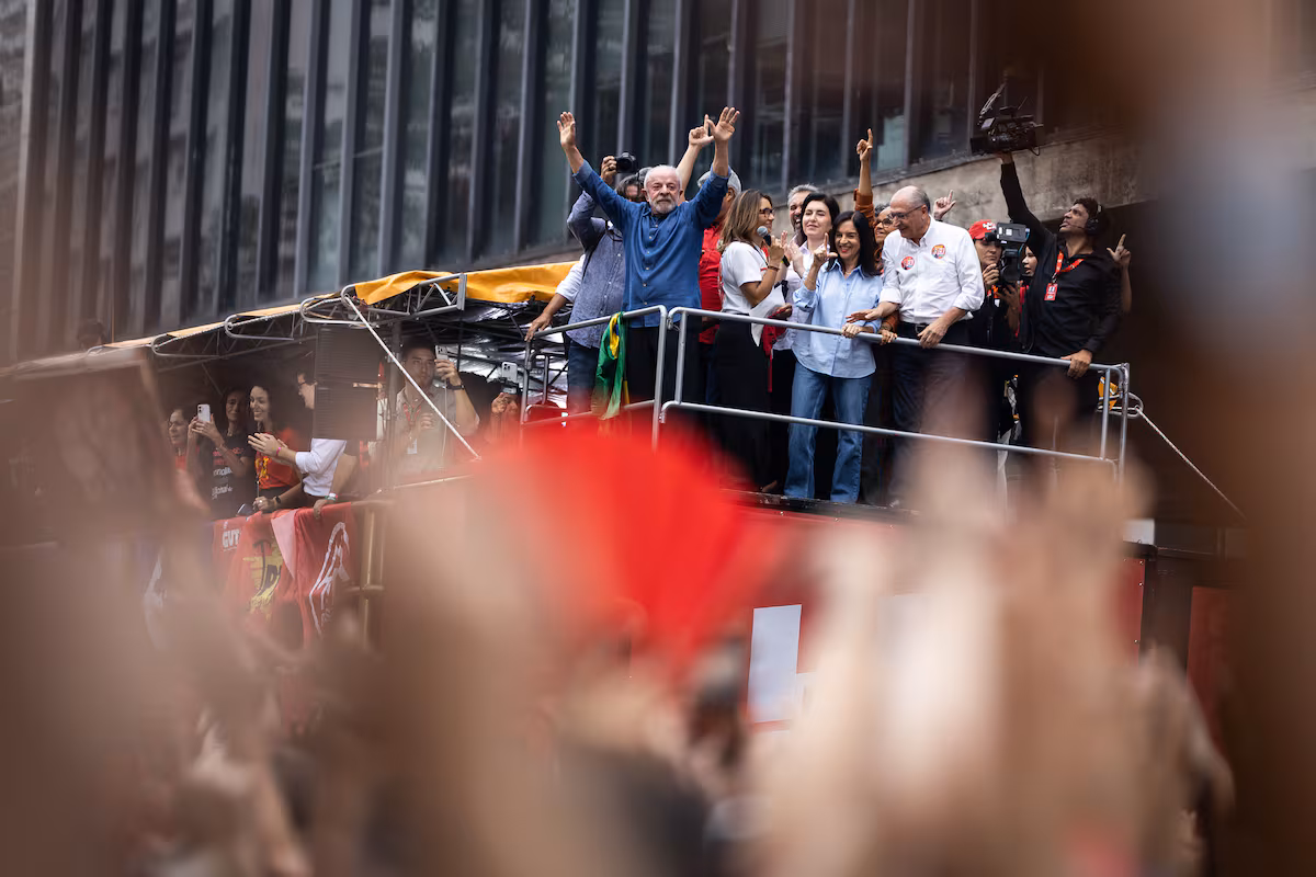 Lula mobiliza un fuerte movimiento de apoyo para impulsar su candidatura en las elecciones.