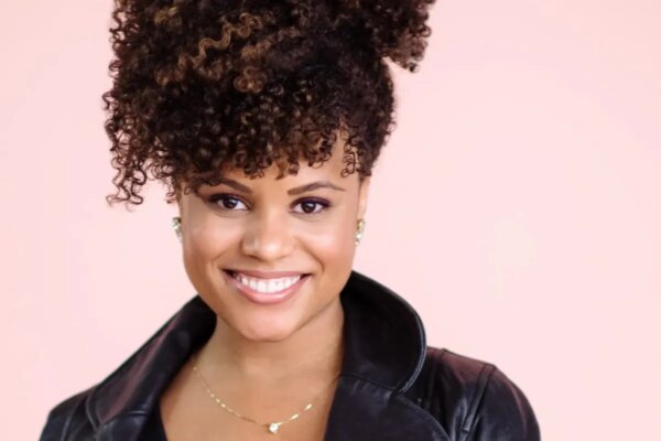 Dawn Myers simplifica el cuidado y peinado del cabello rizado con soluciones innovadoras