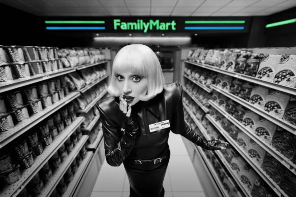 Lady Gaga renueva los icónicos comerciales japoneses de los 80 con su talento y humor
