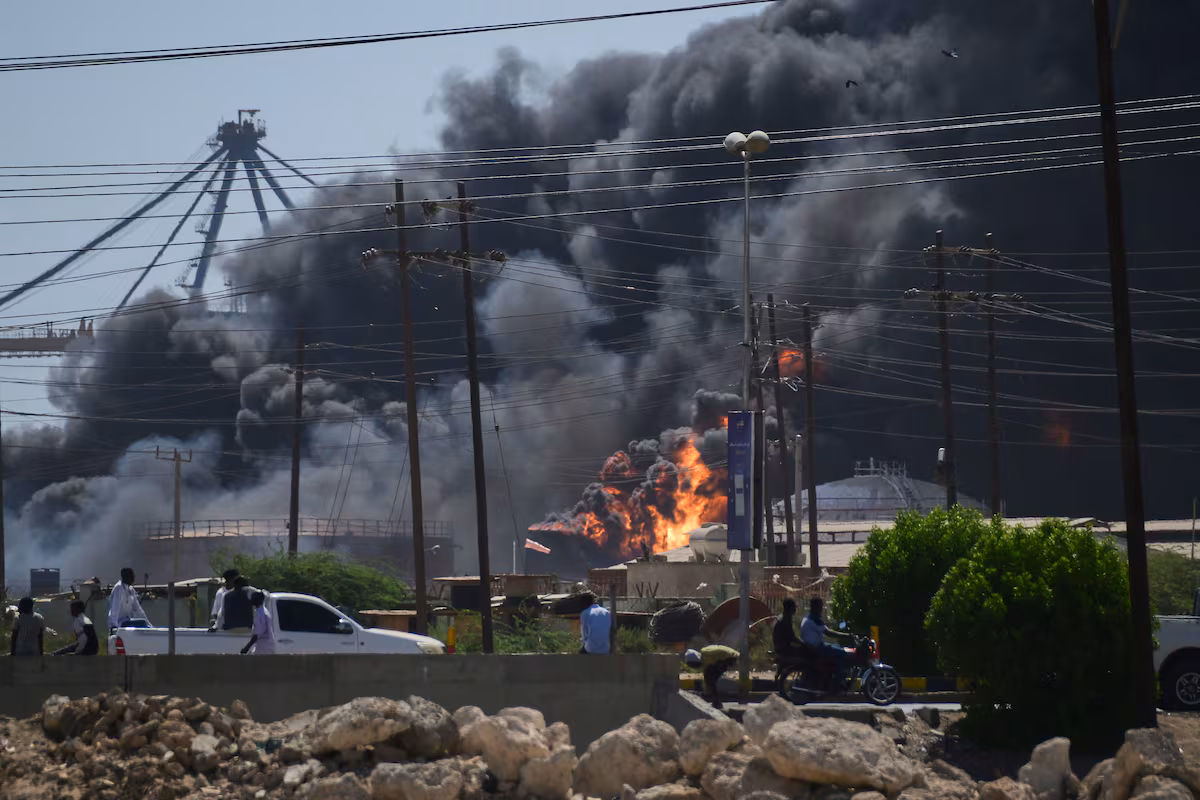 ONG denuncia bombardeo en Sudán que causa la muerte de al menos 72 mineros en Egipto