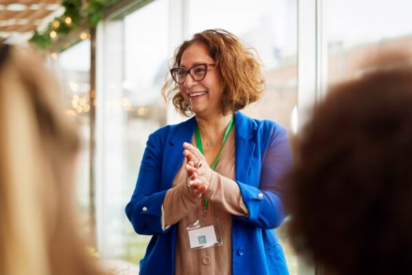 El temor a ser 'excesivas' silencia a las mujeres líderes: estrategias para empoderar su voz.