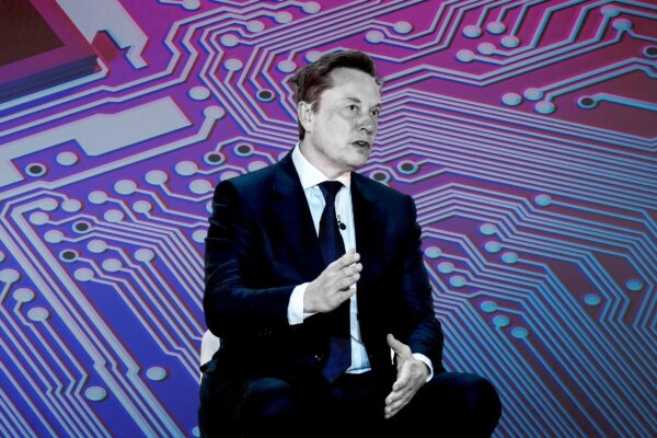 Elon Musk reconoce su desconocimiento en la fabricación de microchips