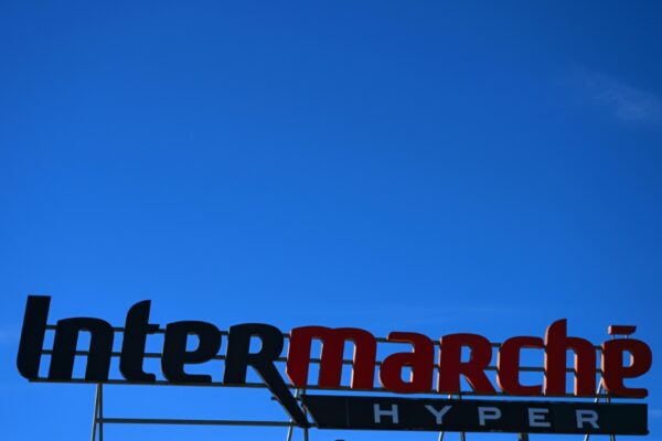 Supermercados en Francia enfrentan cierre de refrigeradores tras ciberataque sin precedentes