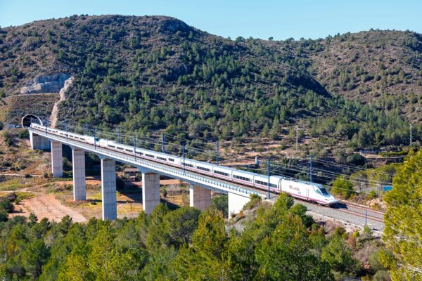 Suspensión del servicio de alta velocidad entre Barcelona y Madrid debido a incendio en tren en Ricla
