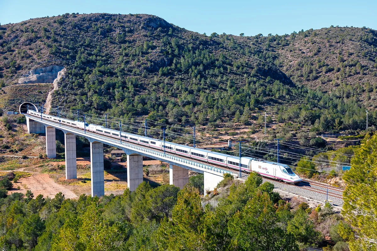 Suspensión del servicio de alta velocidad entre Barcelona y Madrid debido a incendio en tren en Ricla