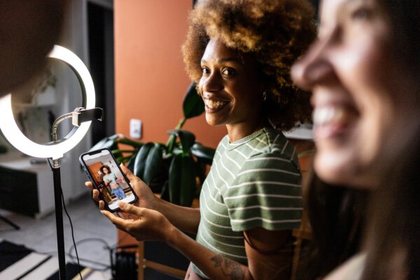 Estudio revela quién confía más en los influencers digitales