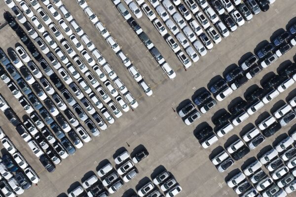 Bajón en ventas de automóviles en el mercado doméstico impulsa a los fabricantes chinos a enfocarse en exportaciones.