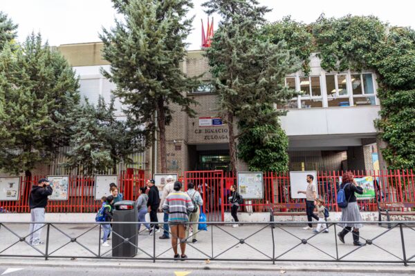 Educadores de Madrid inician huelga indefinida, afectando la actividad escolar en toda la región
