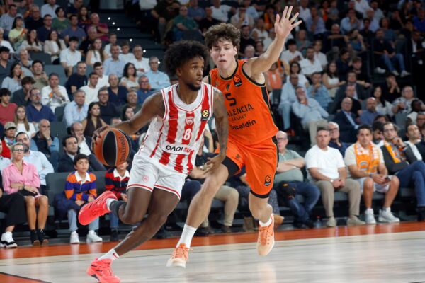Jean Montero brilla en el Roig Arena y guía a Olympiacos hacia la victoria frente a Valencia (97-102)