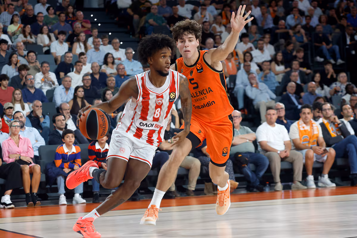 Jean Montero brilla en el Roig Arena y guía a Olympiacos hacia la victoria frente a Valencia (97-102)