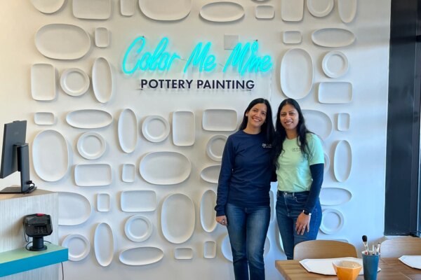 Amigos emprendedores lanzan una exitosa franquicia de cerámica Color Me Mine