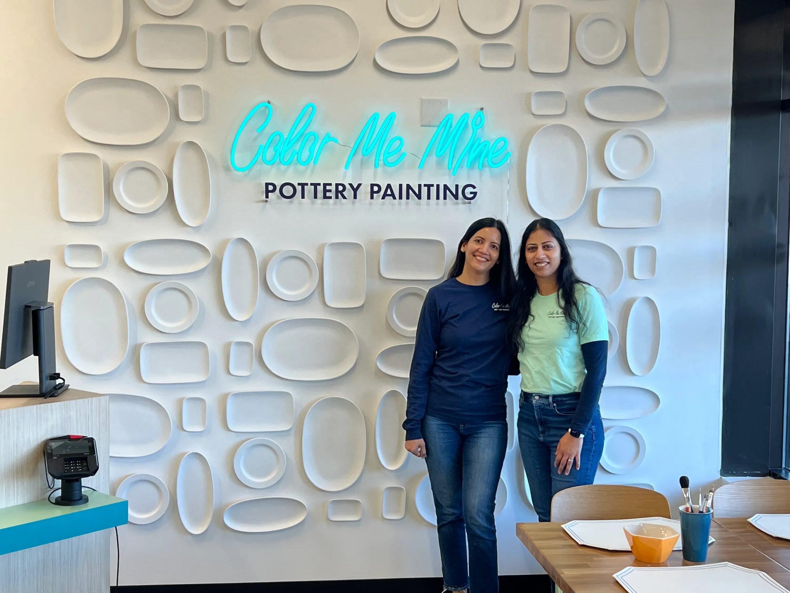 Amigos emprendedores lanzan una exitosa franquicia de cerámica Color Me Mine
