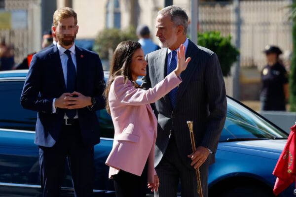 Felipe VI y Letizia son recibidos por miles en su visita a Melilla