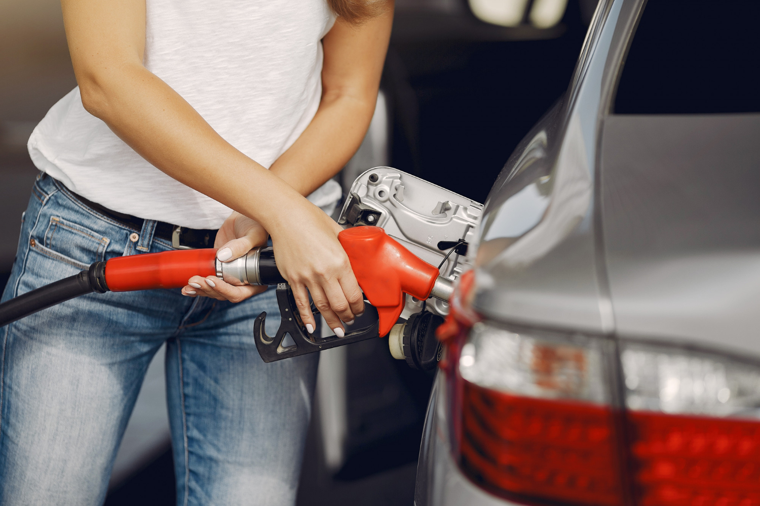 El precio del diésel aumenta un 35,7% en un año, encareciendo el llenado del depósito en 25 euros