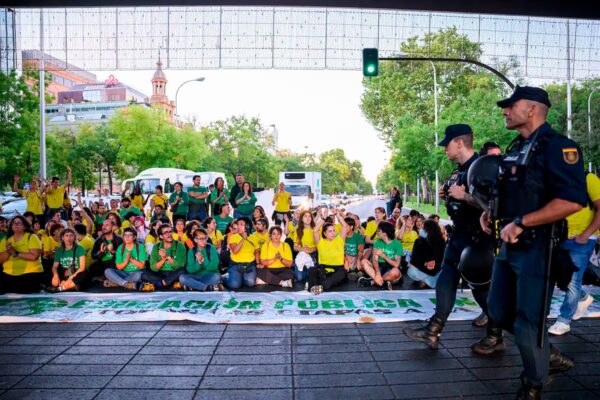 Masiva participación y protestas en la jornada inaugural de la huelga de docentes en Madrid