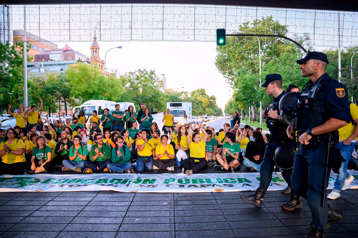 Masiva participación y protestas en la jornada inaugural de la huelga de docentes en Madrid