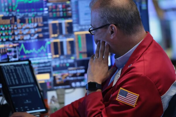 Wall Street se desploma ante un IPC estadounidense inesperadamente alto que genera inquietud por futuras subidas de tipos de interés.