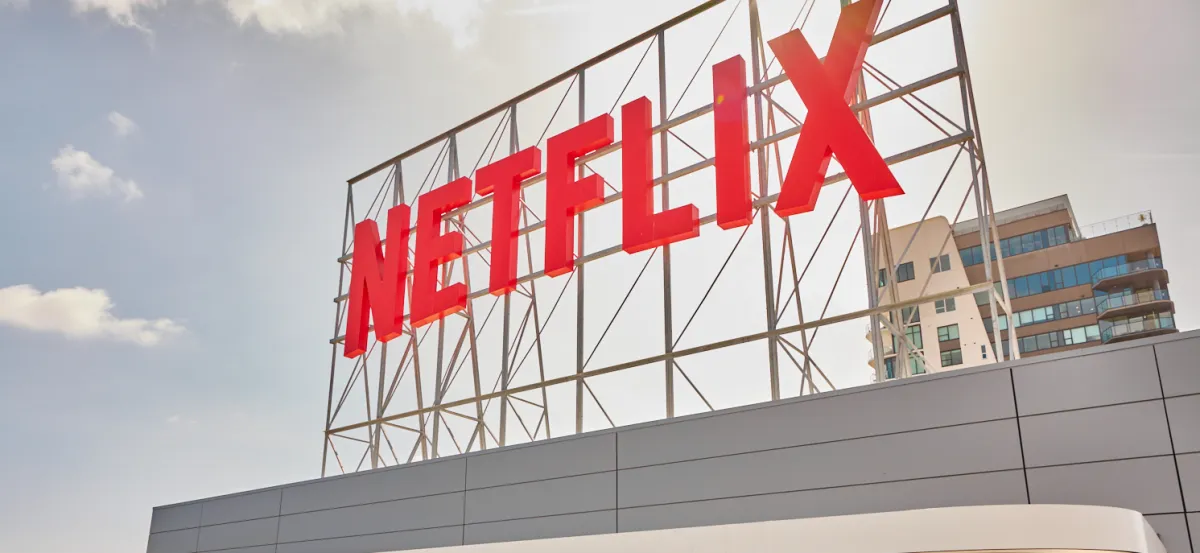 Netflix reduce su plantilla en 1,000 empleados frente a la creciente competencia por la atención de los usuarios.