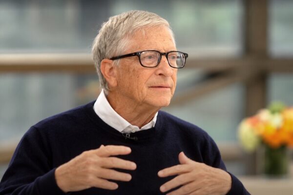 Bill Gates advierte que la autorregulación en la IA es insuficiente y propone la intervención gubernamental en su supervisión.