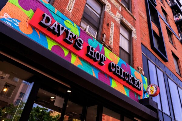 Dave's Hot Chicken supera los 500 locales y continúa su expansión en el mercado.