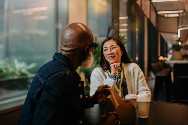 Cómo los Introvertidos Pueden Transformar el Networking en una Experiencia Positiva