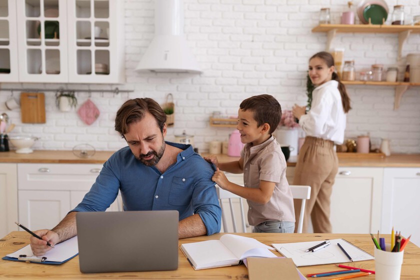 Los padres con hijos menores de 12 años pueden solicitar ajustes en su jornada laboral o teletrabajo.