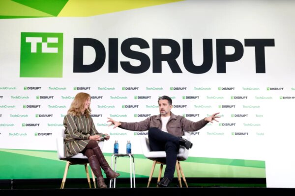 El líder de dispositivos de Amazon, Panos Panay, destaca la relevancia del fracaso y la resiliencia en el emprendimiento.