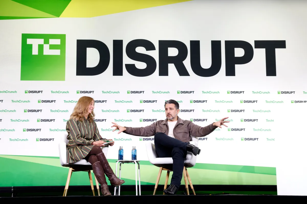 El líder de dispositivos de Amazon, Panos Panay, destaca la relevancia del fracaso y la resiliencia en el emprendimiento.