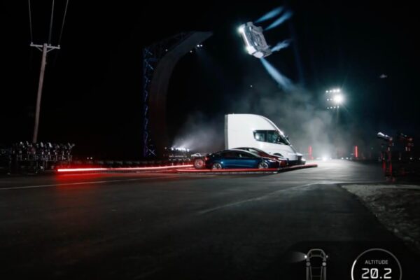 Tesla presenta un Roadster impulsado por SpaceX que vuela y se desplaza con elegancia.