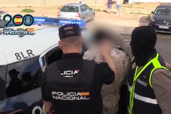 Detenidos dos jóvenes en España por usar IA para realizar amenazas falsas de bomba en aeropuertos
