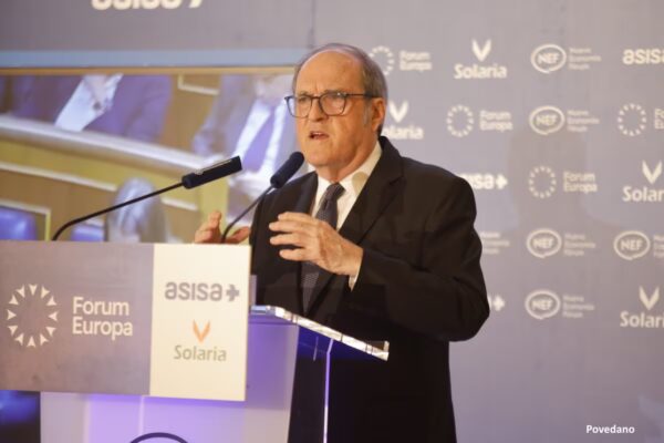 El Defensor del Pueblo presenta un recurso ante el Tribunal Constitucional por la suspensión del voto de los nacionalizados bajo la 'ley de nietos' en España.