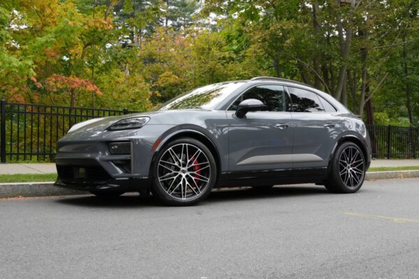 El nuevo Macan Turbo eléctrico de Porsche redefine el futuro de la automoción.