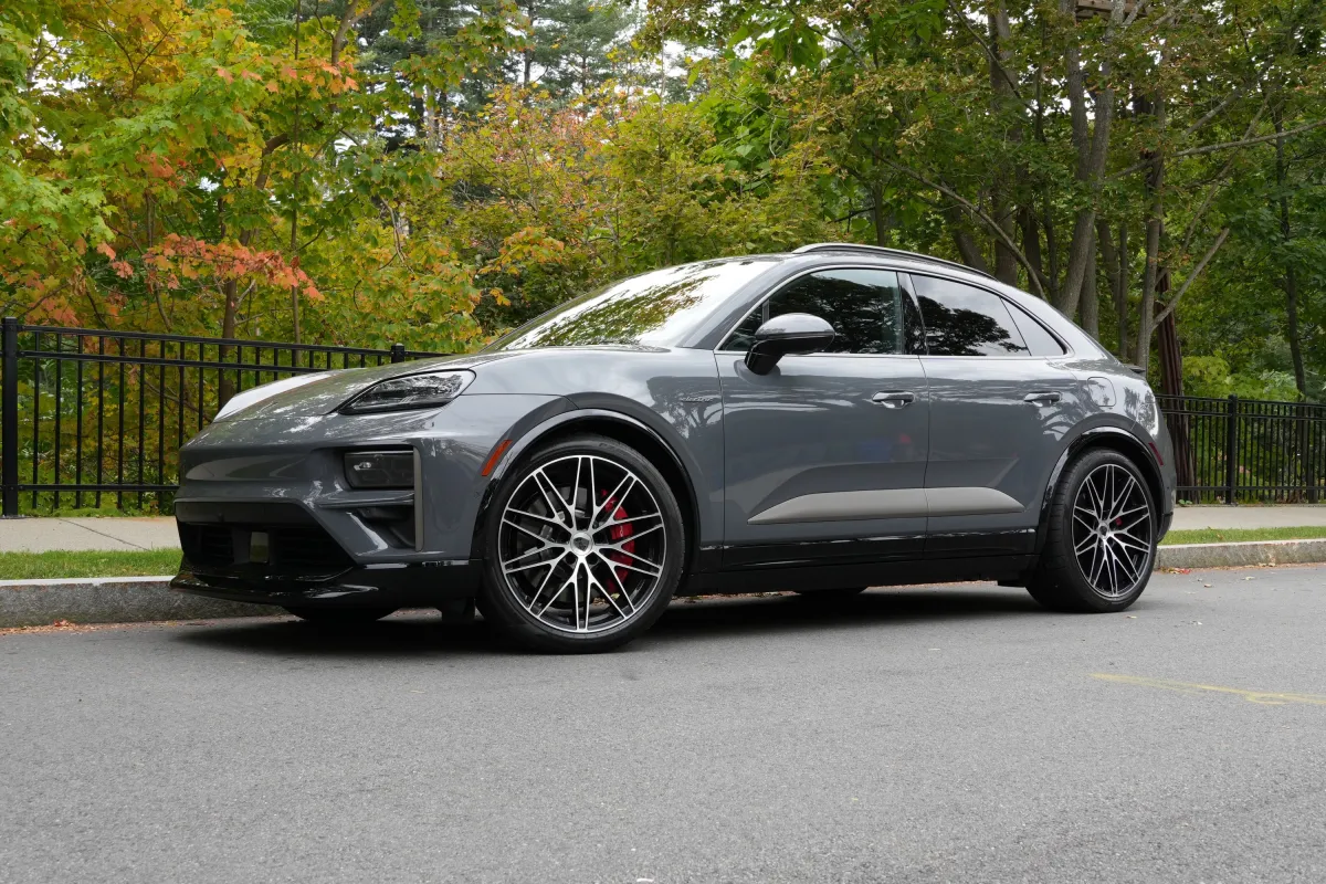 El nuevo Macan Turbo eléctrico de Porsche redefine el futuro de la automoción.