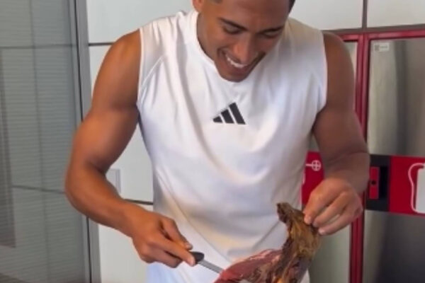 Jude Bellingham domina el arte del corte de jamón en la celebración del Día de la Hispanidad