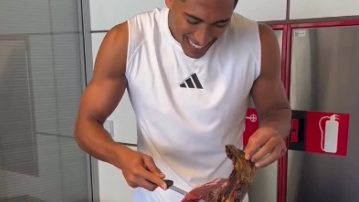 Jude Bellingham domina el arte del corte de jamón en la celebración del Día de la Hispanidad