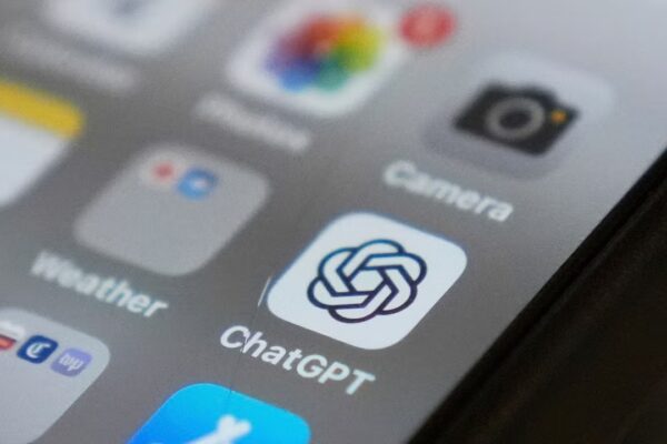 Demandan a OpenAI por presunta protección inadecuada a menores y engaño a los adultos.