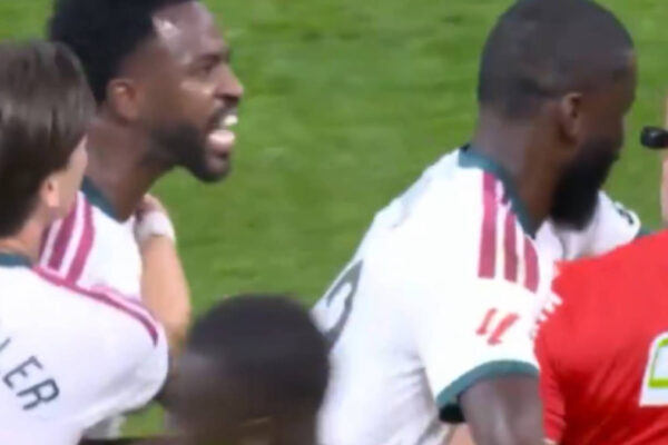 Capturan el momento clave de la expulsión de Vinicius: lo que dijo a Díaz de Mera y que el árbitro no oyó