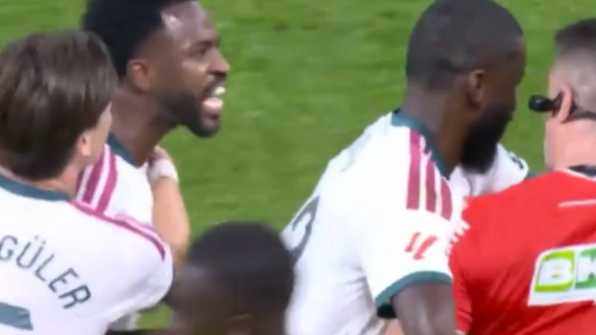 Capturan el momento clave de la expulsión de Vinicius: lo que dijo a Díaz de Mera y que el árbitro no oyó