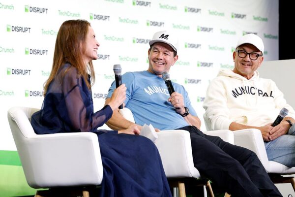 Mark Wahlberg lanza un innovador gimnasio asequible para competir en el sector de startups de longevidad