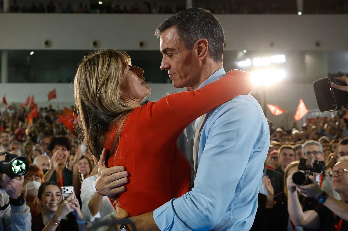 Pedro Sánchez enfatiza la unidad en un mitin lleno de emotivas declaraciones a su esposa