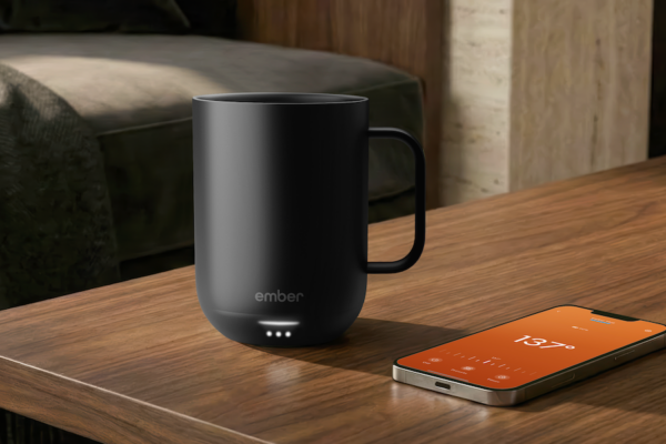 La nueva taza con control de temperatura de Ember mejora la experiencia de disfrutar el té nocturno
