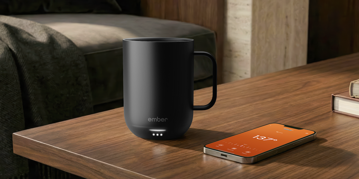 La nueva taza con control de temperatura de Ember mejora la experiencia de disfrutar el té nocturno