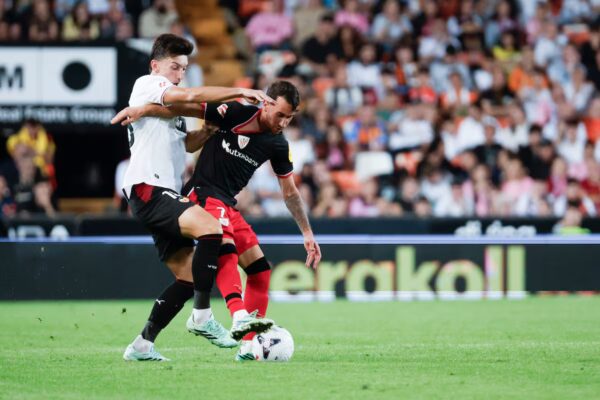 Javi Guerra impulsa al Valencia hacia el éxito en la liga de fútbol